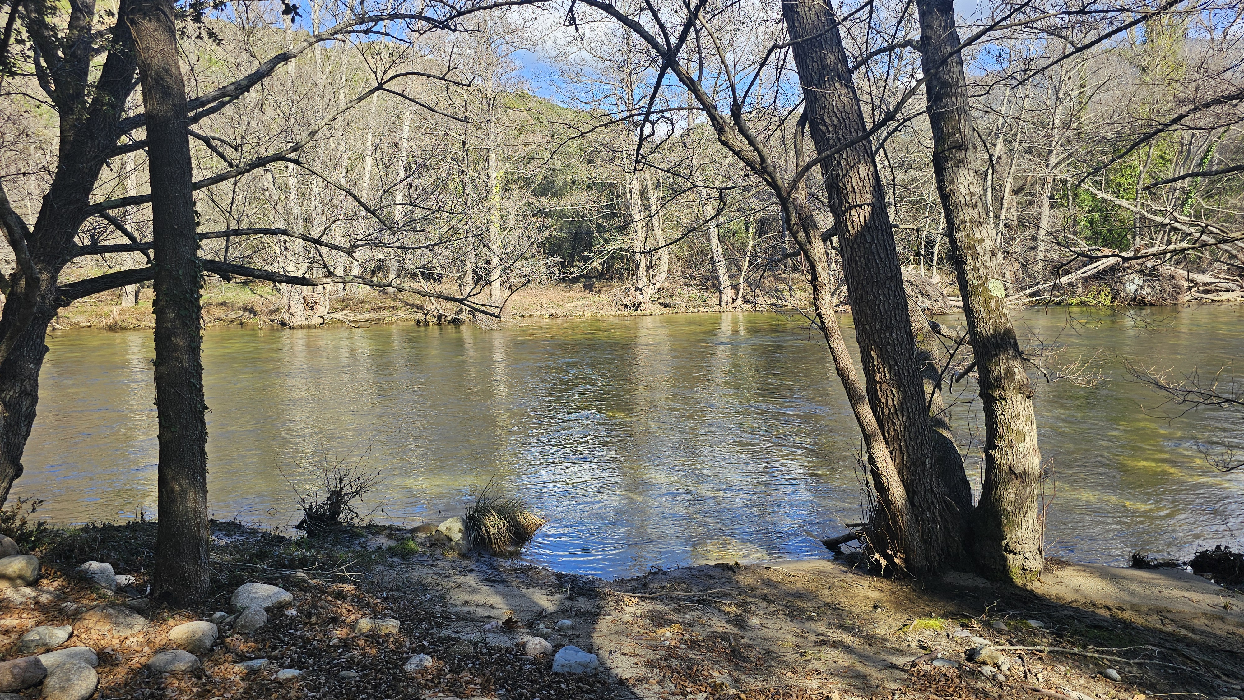 Image de la rivière du golo traversant le camping campita